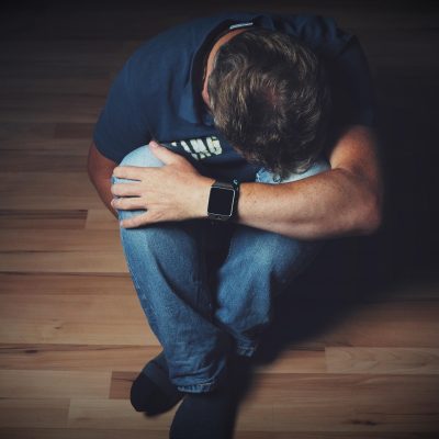 编辑林砚在书桌前对着双屏整理 ip测试 相关条目，手边放着写满批注的纸质问题卡，室内灯光偏暖